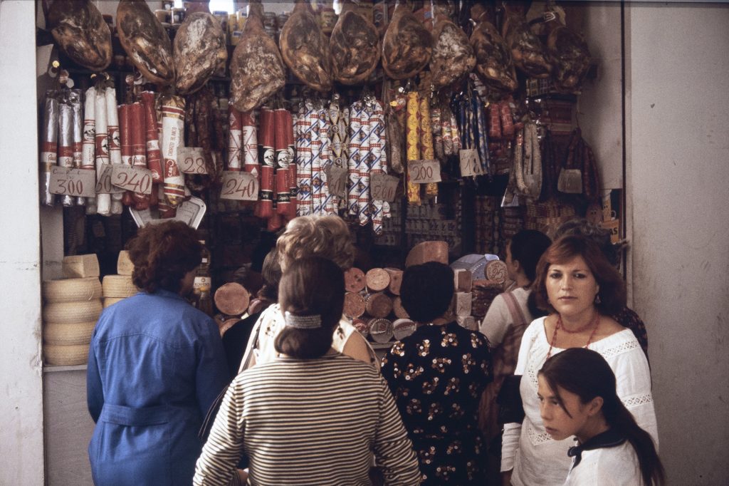 Charcutería en el mercado de Cuenca, diapositiva, 1977. Fuente: propia